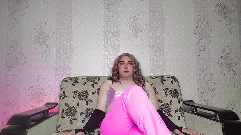 Kitty_Cross: Deslumbrante Femboy inclinando-se contra a porta com sorriso de flirty