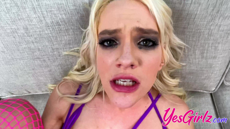 YesGirlz: Kenna James tiene su coño abierto