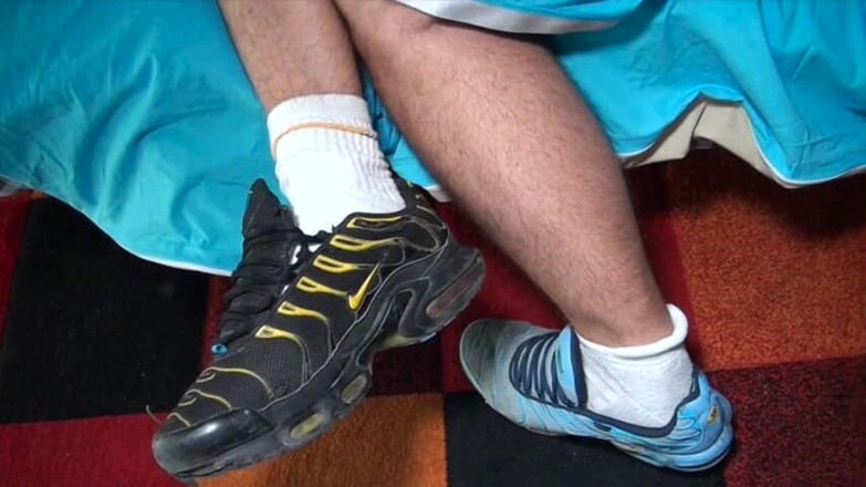 Gaybareback: Sneaker fetish with straight in jogging
