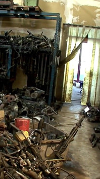 Ouvriers en levrette au Junkyard