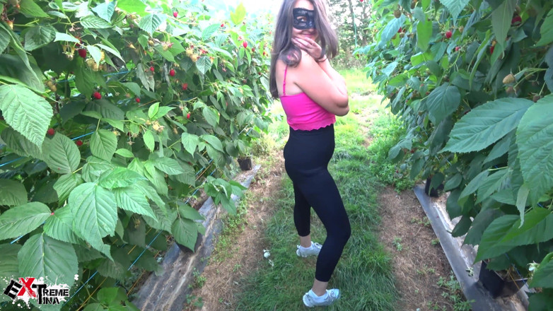 Extreme Tina: Mamada en Strawberry Farm con semen en la boca