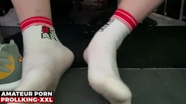 156 - Une grosse bite joue avec des gants