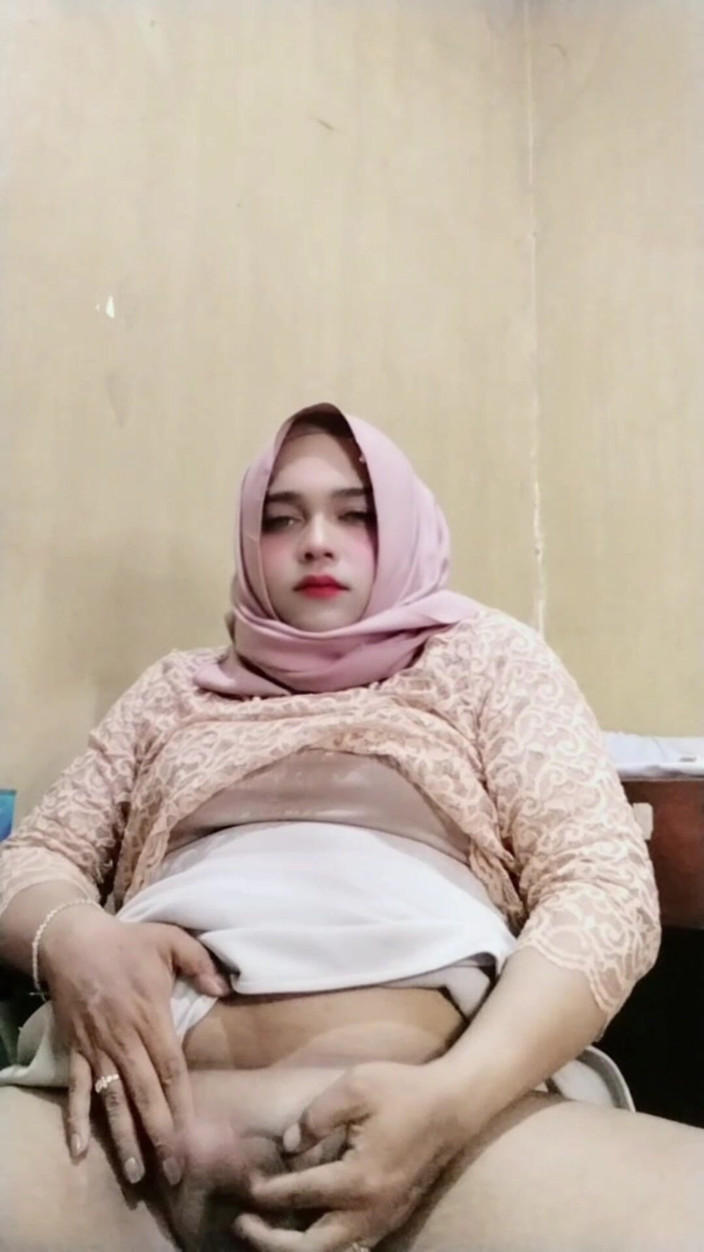 Ivvy Crossdresser: 히잡을 쓴 크로스드레서 Ivvy 사정할 때까지 자위