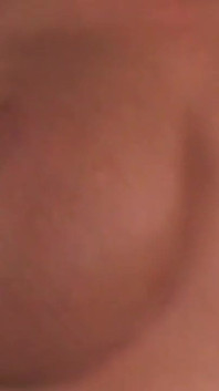 Cette MILF est une vraie amatrice de pipes et adore sucer la bite bien dure de son homme jusqu'à ce qu'il jouisse