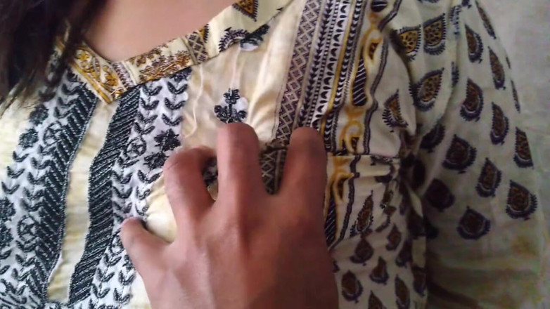 Aria Mia: Дезі бхабхі грубо відтрахана деваром в анал на кухні, коли вона кінчила