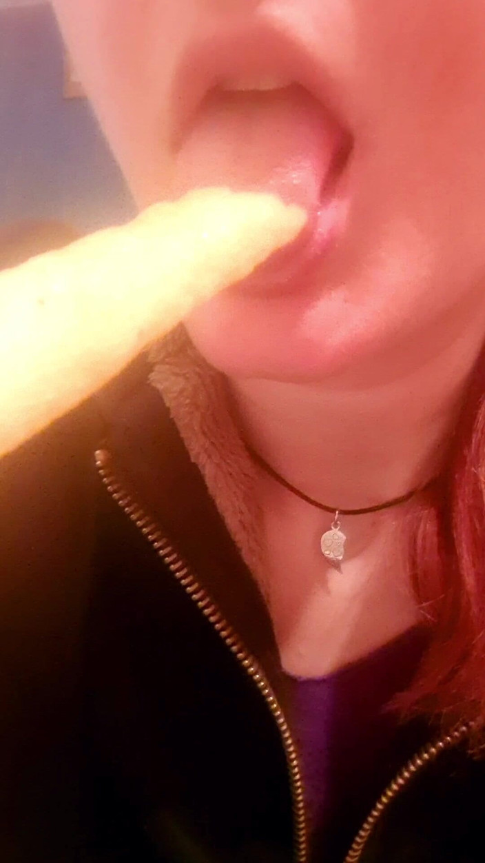 Ana Liz: Versautes mädchen lutscht kartoffeln