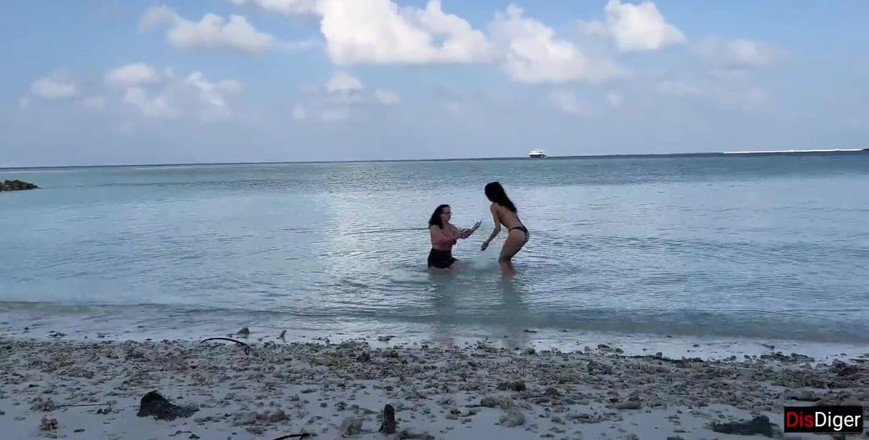Dis Diger: Büyük memeli üvey anne ve üvey kız plajda bronzlaşmak yerine altın duş...