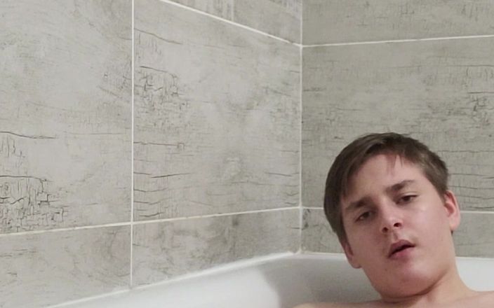Dustins: 微胖男孩在浴缸里展示脚
