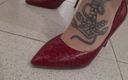 Ferreira studios: Cô gái chuyển giới gợi cảm đi giày cao gót màu đỏ...