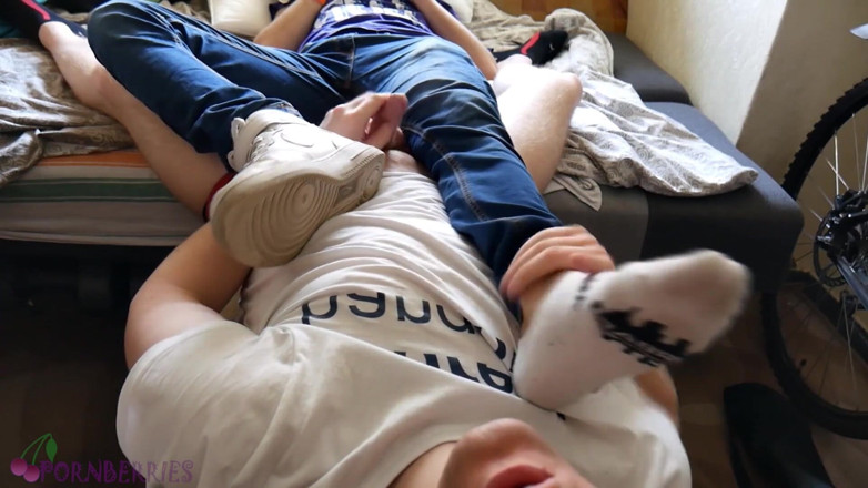 Ethan Alex: Băiatul sexy mi-a dat picioarele lui transpirate pentru a le...