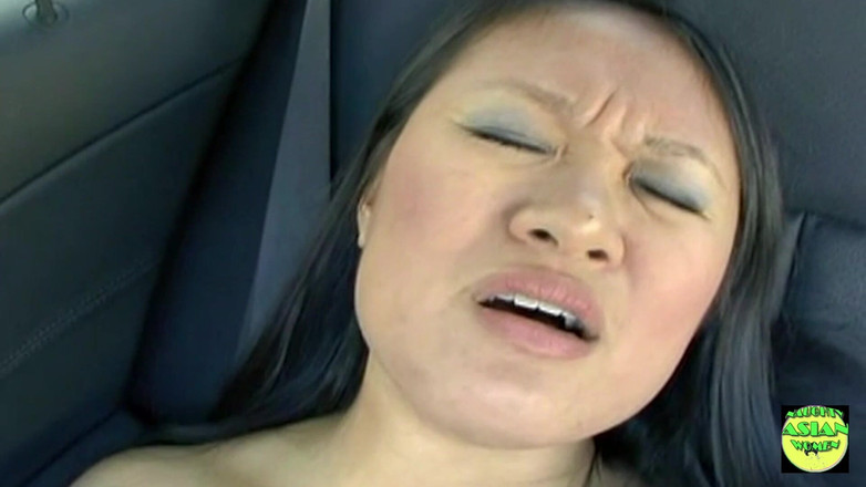 Naughty Asian Women: Velmi roztomilá asijská děvka má neuvěřitelný sex v autě se...