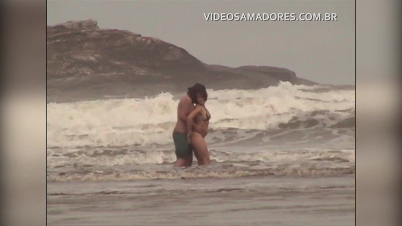 Amateurs videos: Pareja desvergonzada tiene sexo en el mar poco profundo