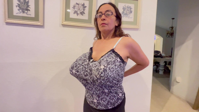 VeeVee Vixen: さまざまなトップスで結ばれたおっぱい