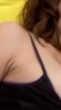 Cewek seksi rambut cokelat lagi asik masturbasi pakai dildo favoritnya - close up