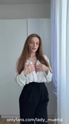 JOI stygg het MILF sekreterare kommer hem långsamt, gör en striptease och får dig att sperma (hon säger)