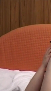 Splendide donne in calze a rete vuole masturbarsi con la sua figa pelosa