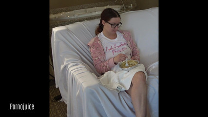 PornoJuice: Violet Spice पास्ता खाती है फिर कैमरे पर अपना पहला काला लंड चूसती और चोदती है