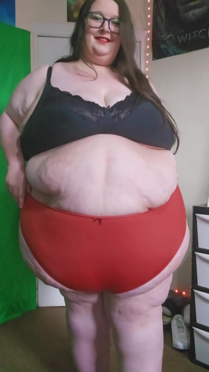 SSBBWLadyBrads: Жиробасина-великаншка идет в тугих красных трусиках