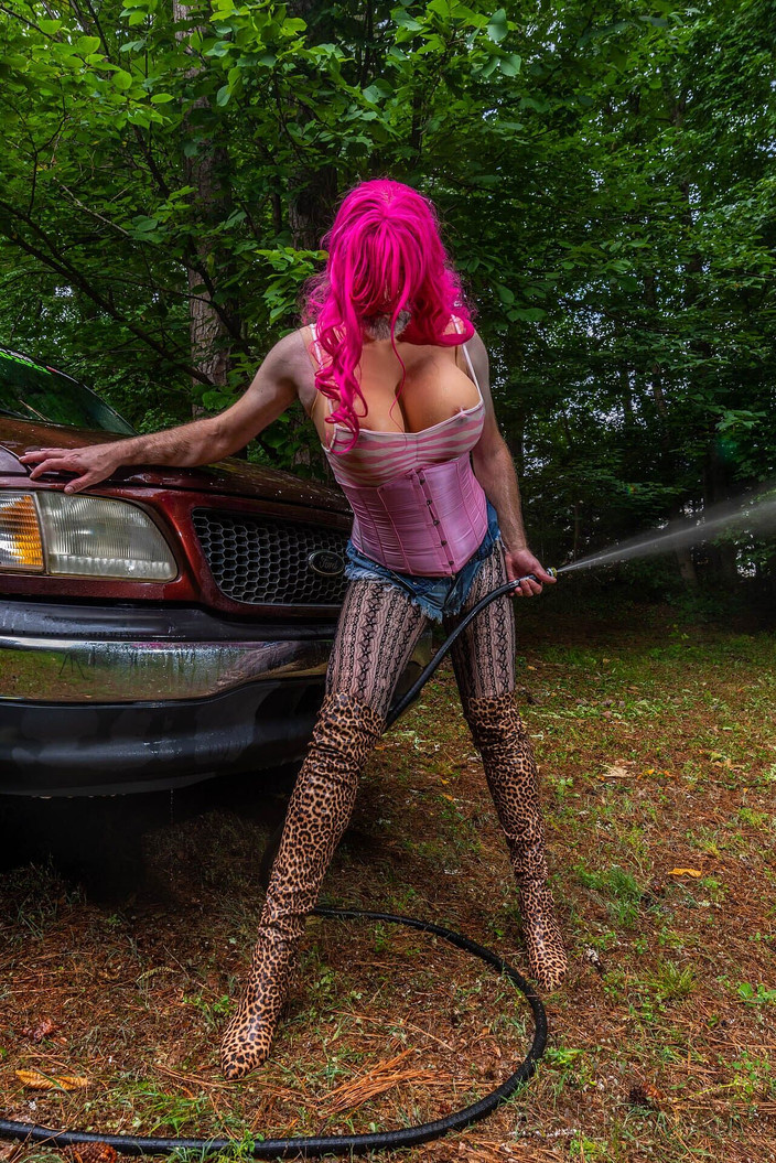 Jon Screcrow: Devasa sahte memeli travesti daisy dukes yüksek topuklu ayakkabılar ve...