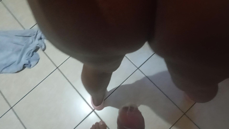 Izak: Me comí el coño de la morena atractiva a cuatro...