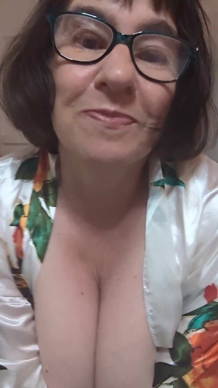 BustyBrendaxx: Enteado roubando a calcinha da madrasta novamente!