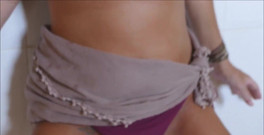 Natalie K: На кухне, ношение бикини, жара такая горячая, наклоняясь, я удалить лед из морозильной камеры