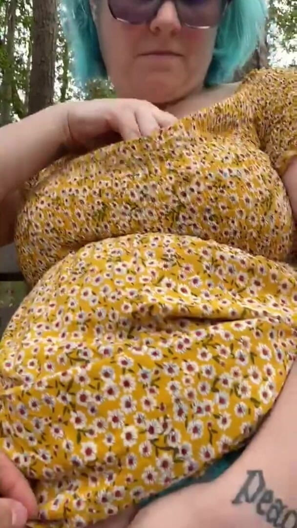 Hot potato girl: Трахаю себя пальцами в парке