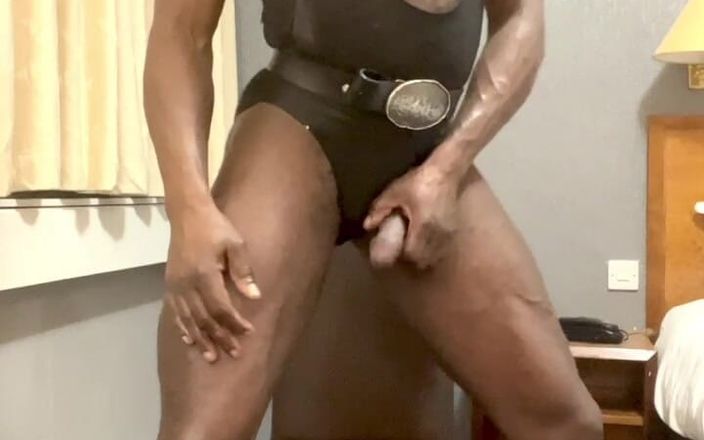 XXL black muscle butt: 怪异的黑人健美者屁股Pec和bbc展览