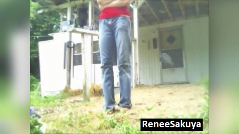 Renee Sakuya: Encerrado, meando en la jardinería en accidente de jeans