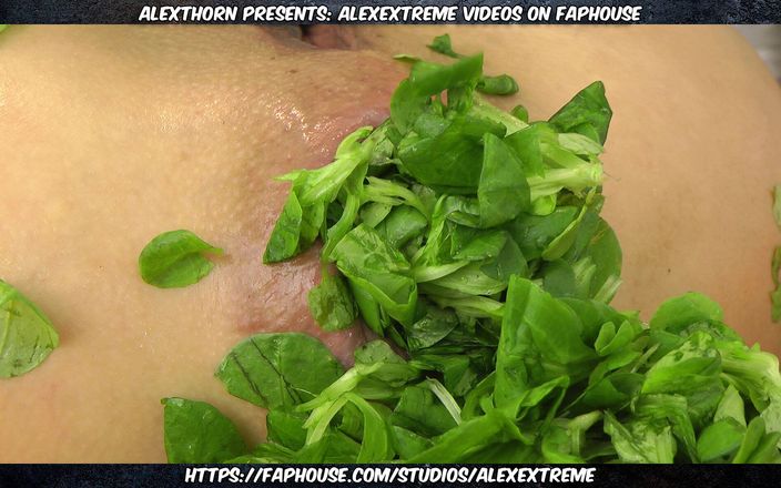 Alexextreme: Hotkinkyjo prend des tonnes de feuilles vertes dans le cul,...