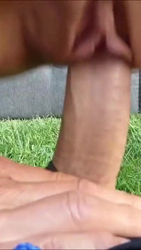 La sua figa squirta selvaggiamente mentre riceve un carico di sperma
