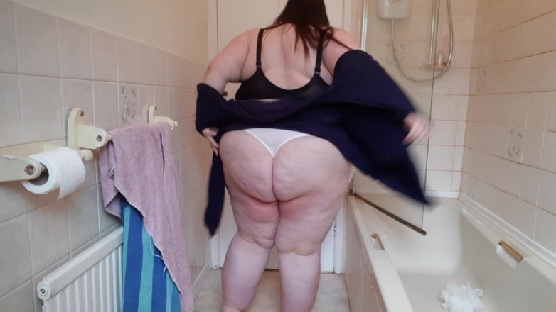 SSBBWLadyBrads: Товстушка розтягується в бюстгальтері та стрінгах