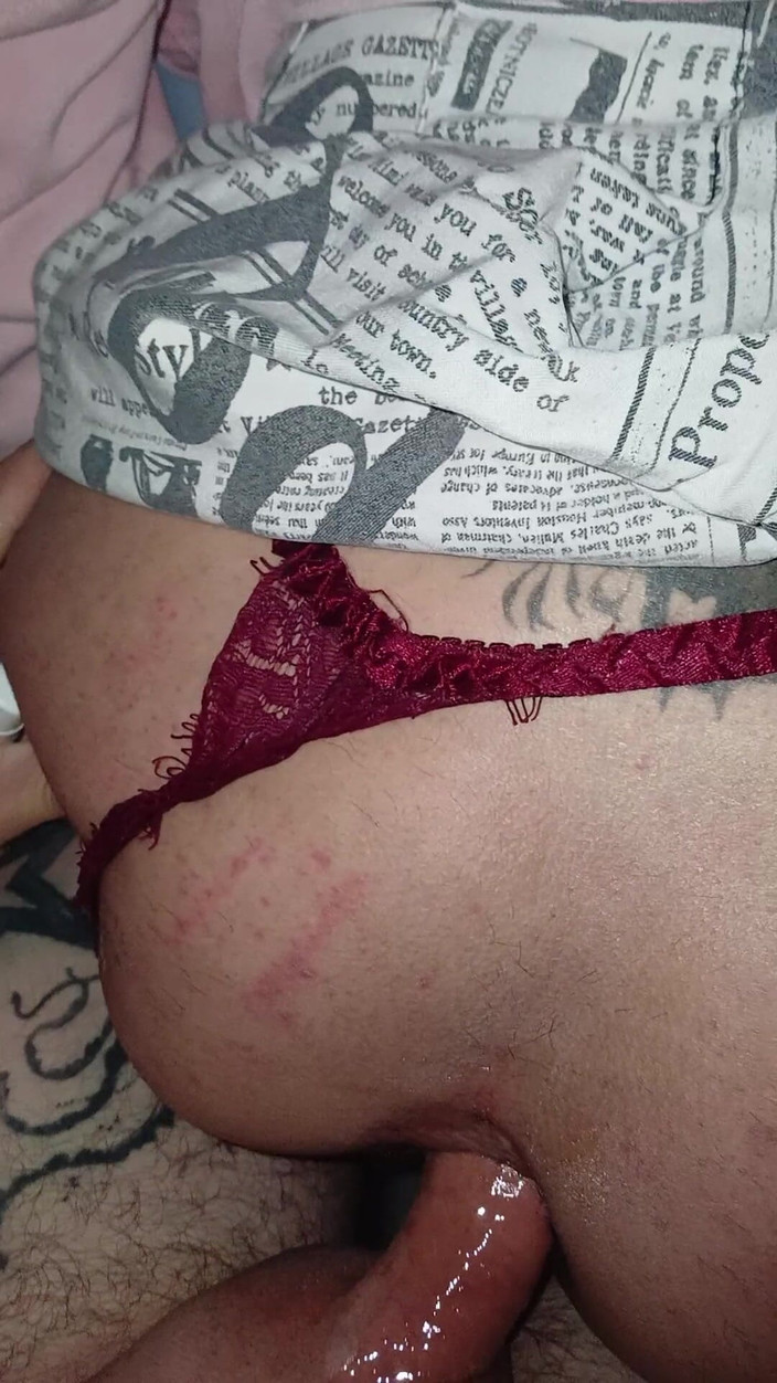 Vikingoazul: レディボーイは私に激しく突いて、快感で叫ばせてほしいと言っています