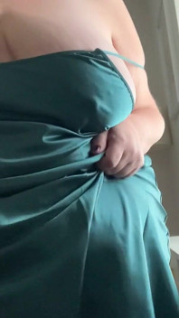 Calda MILF bbW mostra le curve sexy in camicia da notte setosa