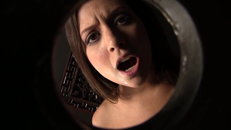 Erotic Planet X: Jynx Maze suge o pulă uriașă din gaura din zid -...