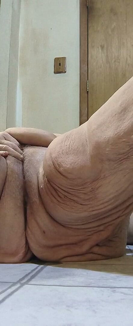 HerculesnVENUS: สาวคนนี้กําลังมีความคิดซุกซนกับไม้กวาดนี้ เธอเพิ่งพามา