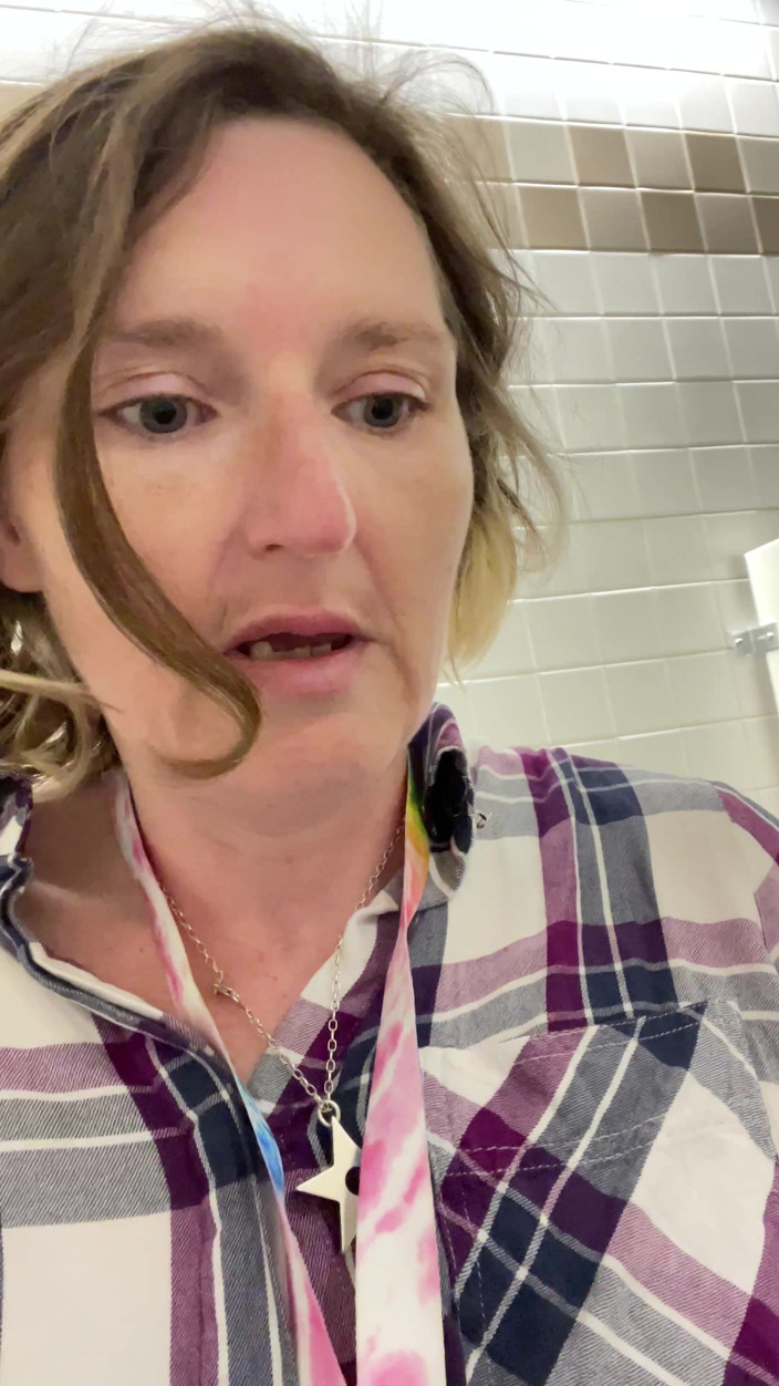 MistressWriggler: 公衆トイレでの無邪気なおしっこが、生意気な水かけ自慰に変わったとき