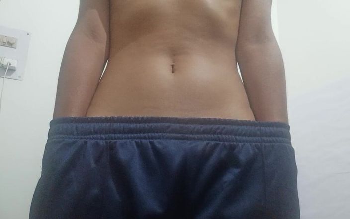 Desi Girl Fun: Svléká se do naha a masturbuje v posteli