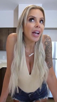 Pervmom: Potetovaná MILF dostane žhavou akci od svého nevlastního syna, zatímco manžílek je pryč!