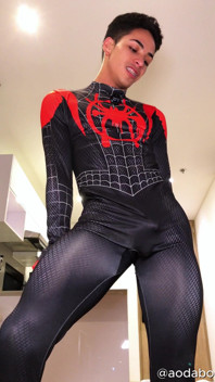Kostum dan Pose Spider-Man
