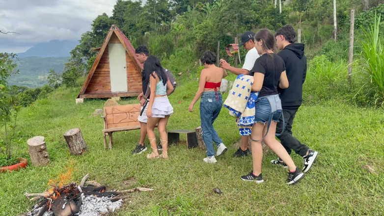 ManuelaAlvarez: Làm tình ngoài trời, những người latinh trẻ tuổi phải...