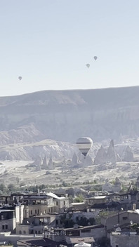 Kapadokya dağlarında kırmızı takım elbiseli muhteşem Monika Fox