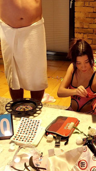 Due ragazze un ragazzo molti regali e una mini roulette gioco con sfida sega CFNM