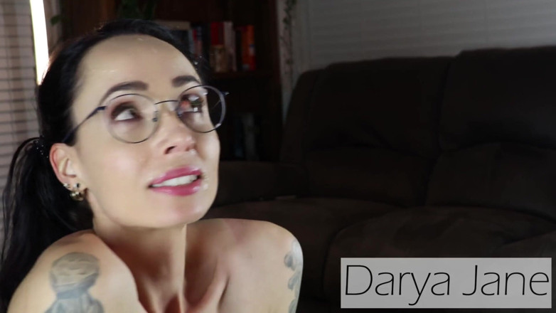 Darya Jane: Cerșind spermă pe fața ei și ochelari