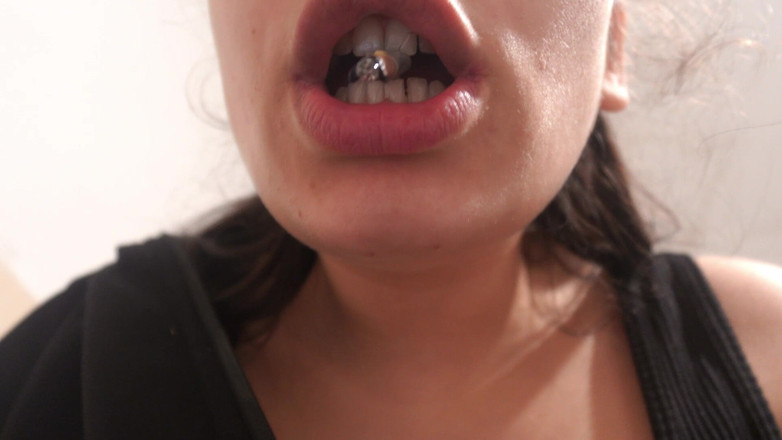 AmayaMori: Mi hermanastra giganta sopla su apestosa respiración en la boca...