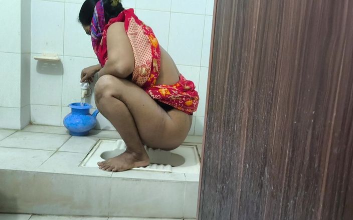 SAFI-SEXY: Eu vejo minha tia indo ao banheiro para fazer xixi,...