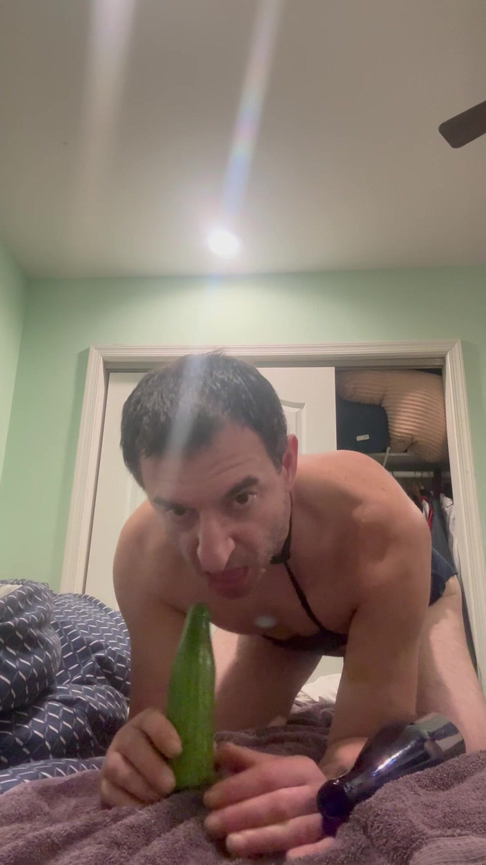 TakeMe35: 継娘のタイトショートパンツ姿のシシーな継父がディルディを吸い、セックスしている