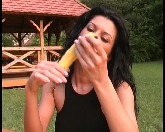 Busty German Sluts: Este o gagică germană obraznică căreia îi place să-și întindă pizda