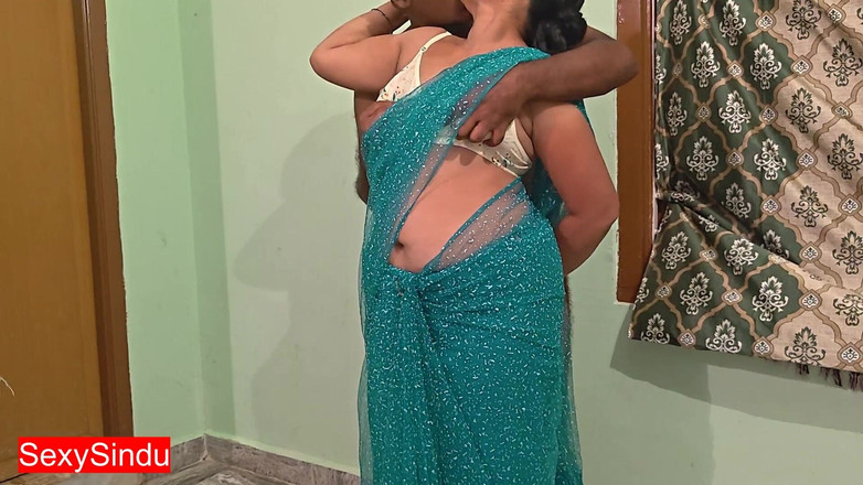 Sexy sindu: ホットなへそを見せる透明なサリーを着たセクシーなバービ