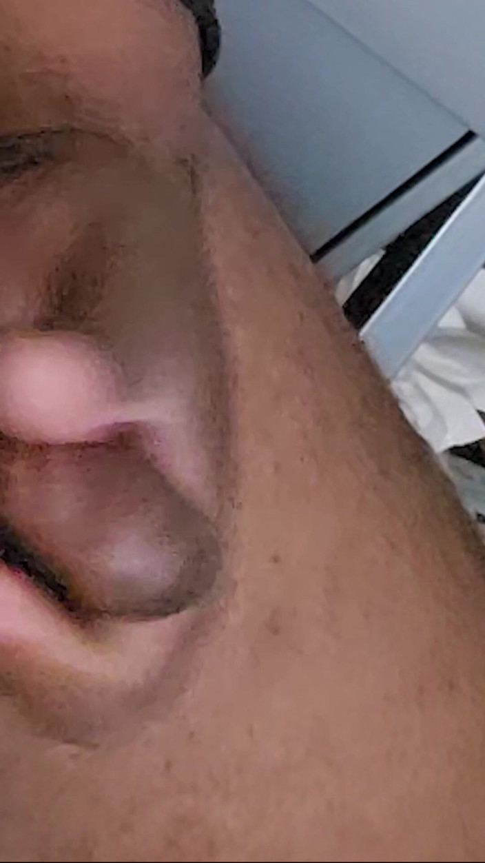 Eddie Venezuela: Il patrigno spesso si masturba mentre modifica il suo video